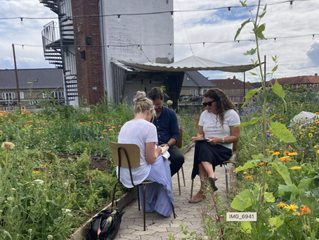 Vi har netop holdt en sprudlende kreativ dag i smukke grønne omgivelser hos tagfarmen Østergro
