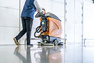 Professionelle Tiefgaragenreinigung mit Reinigungsmaschine