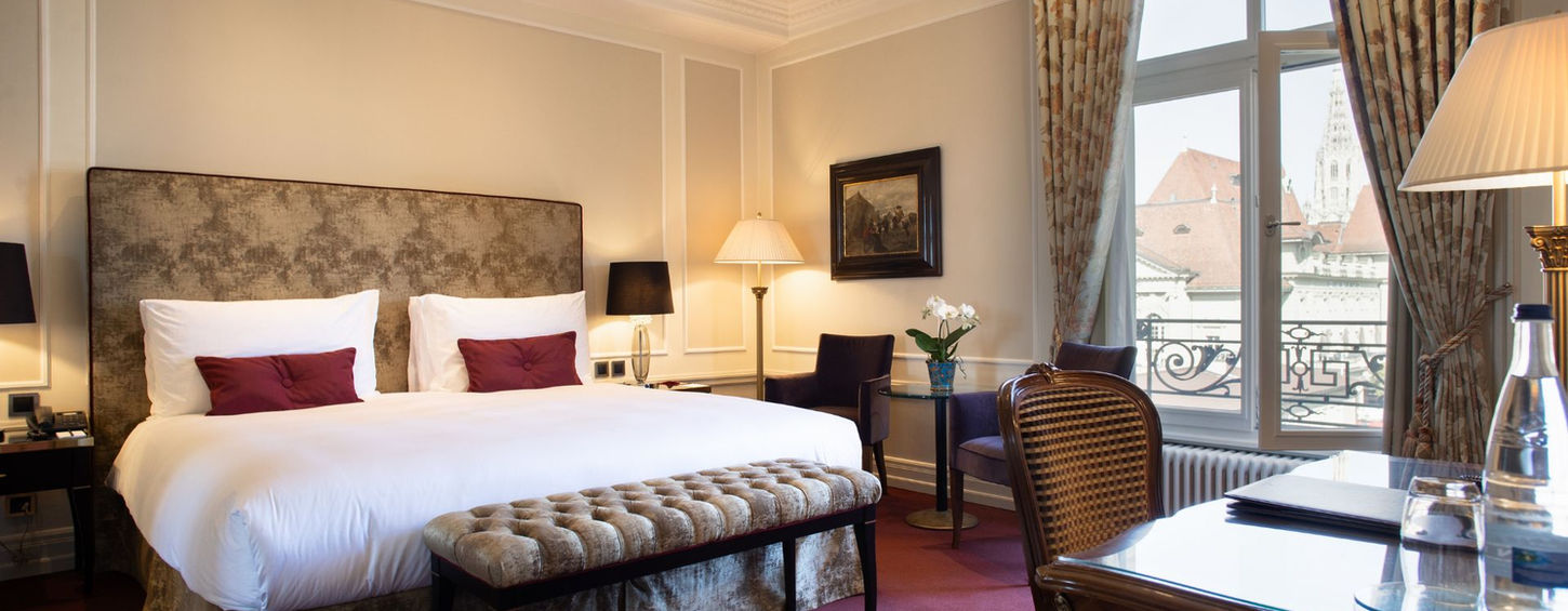 Luxuriöses Hotelzimmer mit großem Bett