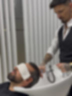 Foto wie Alex einem Kunden die Haare wäscht