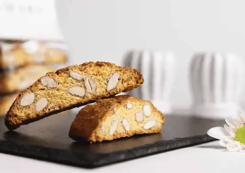 Zwei Mandel-Biscotti auf Schieferplatte