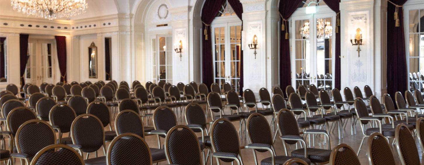 Eleganter Konferenzsaal mit Stuhlreihen und Kronleuchtern