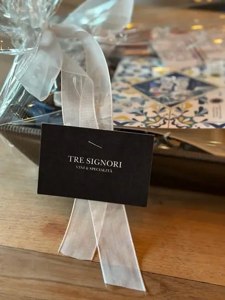 Geschenkpaket mit weißer Schleife und Tre Signori Etikett