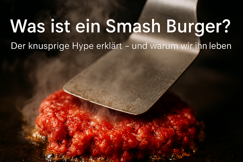 Ein roh geformter Rindfleisch-Patty wird mit einem Spatel auf einer heißen Grillplatte zerdrückt, um einen Smash Burger herzustellen. Dampf steigt auf, das Fleisch beginnt zu bräunen.