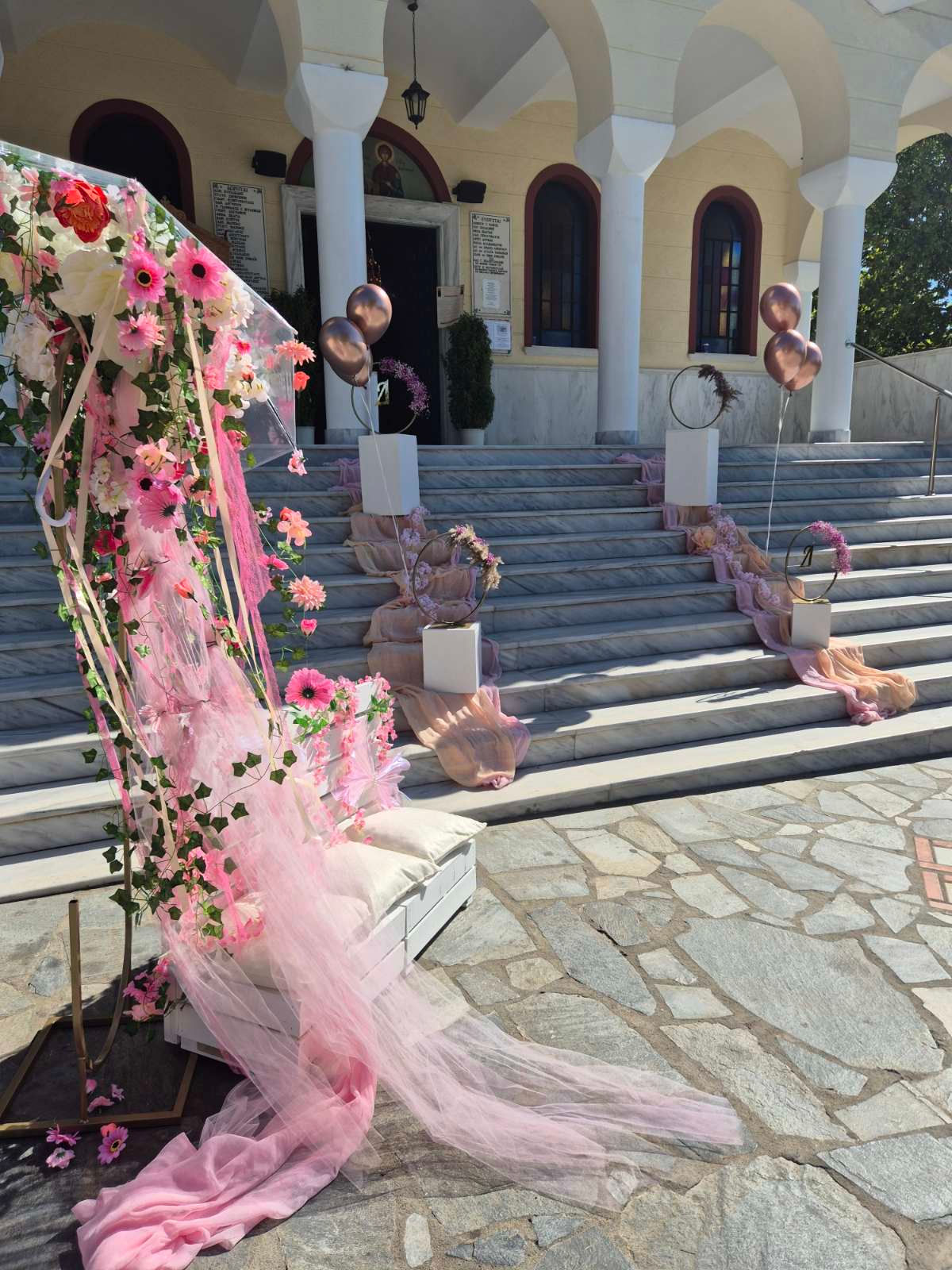 εισοδος εκκλησίας διακόσμηση λουλούδια