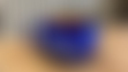 Aujourd’hui, on te propose une technique simple avec un rendu ultra canon. Pas besoin de savoir dessiner. Pose ton visuel sur ta céramique peinte, puis à l’aide d’un bâton en bois, tu vas appuyer sur les traits de ton dessin. Quand tu as terminé, enlève ton papier, et continue de gratter pour faire ressortir les contours blancs.