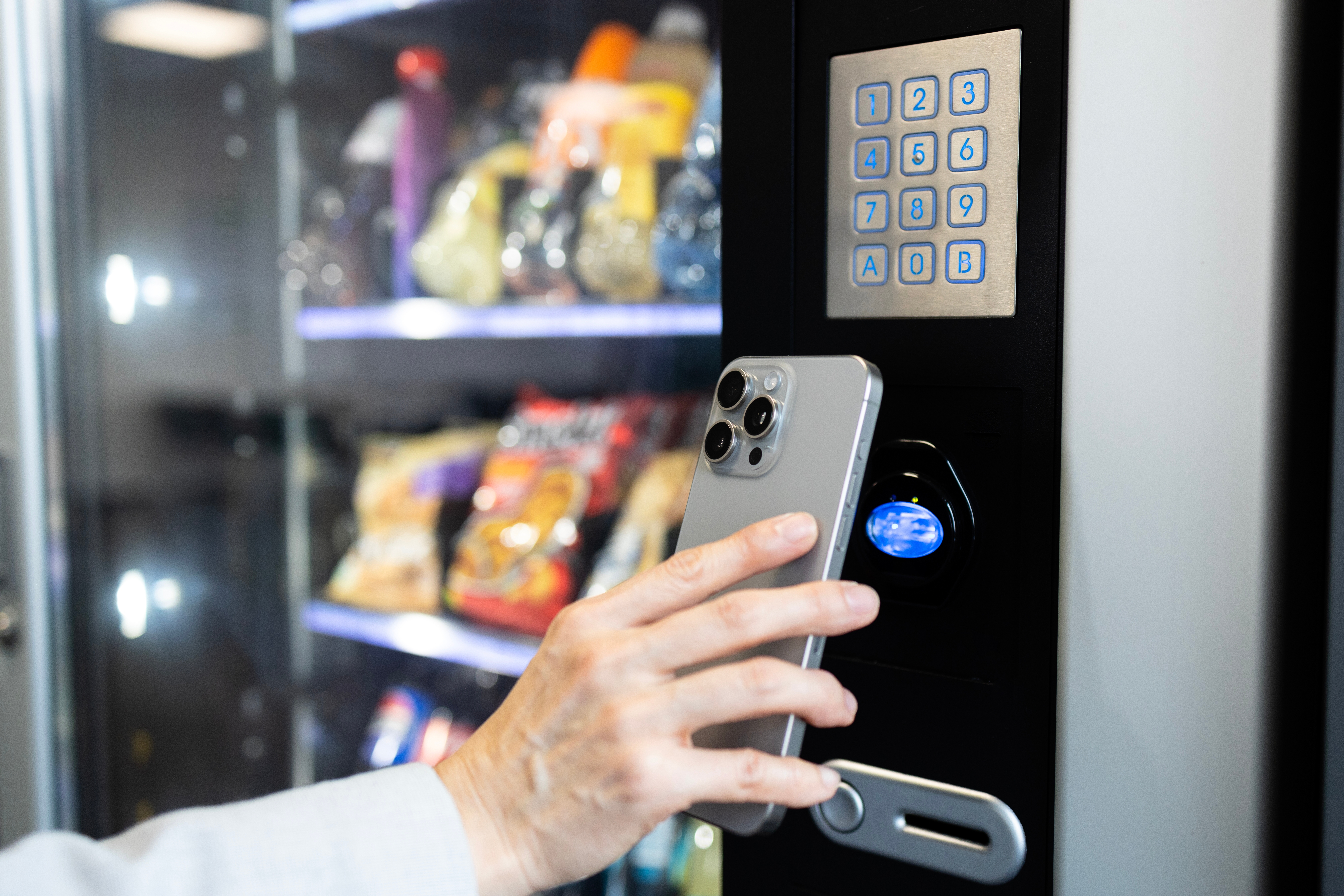 Automat a sklep – czym różnią się te kanały sprzedaży