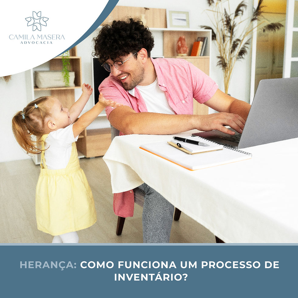 Imagem ilustrativa para o post: Herança, como funciona um processo de inventário? - uma menininha, loira, vestida com um vestido amarelo estica os braços para o seu pai, um homem branco de mais ou menos 30 anos, com cabelo preto e barba. Ele usa uma blusa cor de rosa e está trabalhando e olhando para sua filha com um sorriso no rosto.