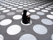 Frau sitzt auf der Straße