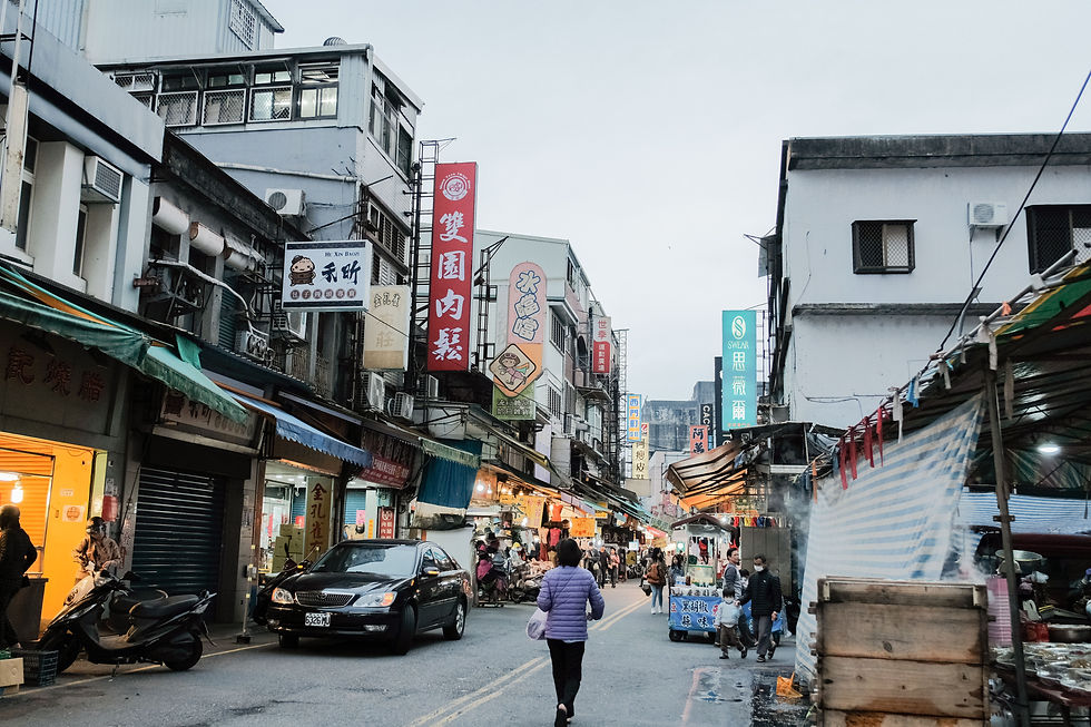 招牌乱挂高低不一的街铺