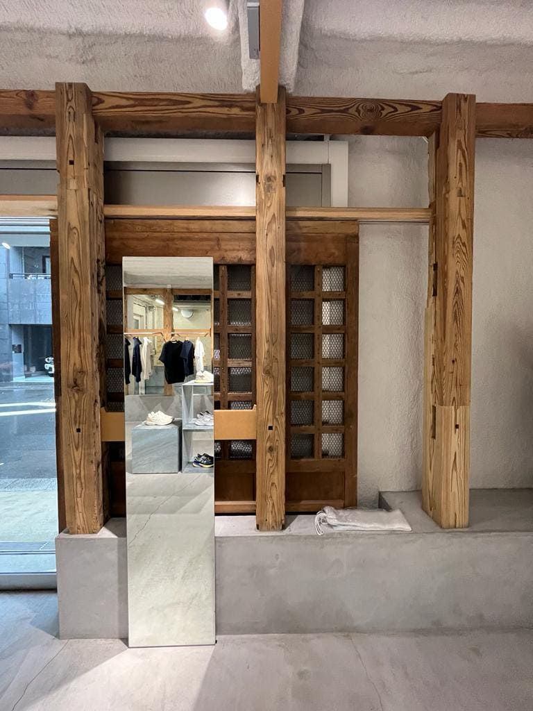 Schemata Architects 有意识在这企划中强调 “日本式”,并备参考了木匠在传统的建筑常用的榫卯结构得到了灵感,拼贴新与旧的结构作为产品层架,这也进一步表达历史与文化的尊重