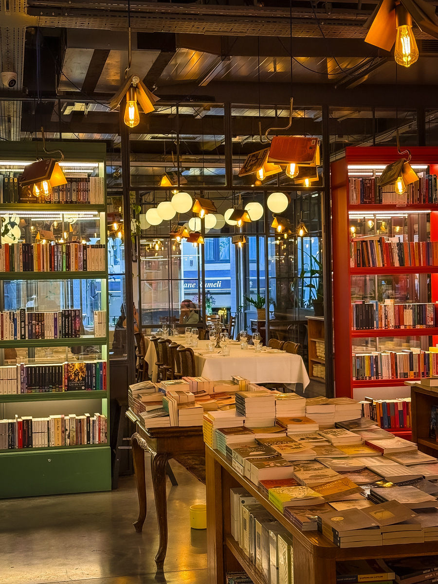 Minoa Pera została właśnie (wrzesień 2025) ogłoszona najpiękniejszą księgarnią świata przez magazyn i platformę internetową 1000 Libraries (polecam Wam ich profil na Instagramie).