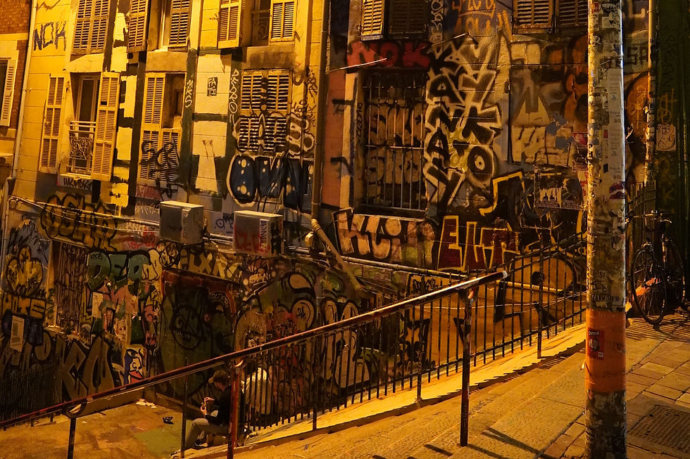 Ulca nocą, schody i graffiti