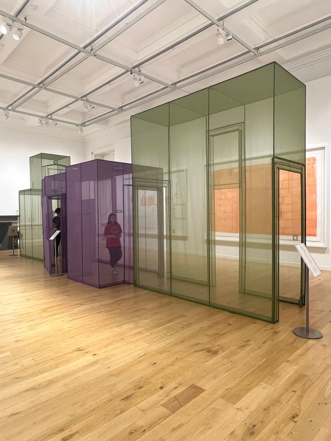 Transitional Spaces/Miejsca przechodnie. Corridor-4, Wielandstr.18, 12159, Berlin, 2015; Hub, 3rd Floor, Union Wharf, 23, Wenlock Road, London N1 7ST, 2016. Corridor -3, Wielnadstr.18, 12159 Berlin, 2016. Częścią tytułu wielu dzieł Do Ho Suh są dokładne adresy sportretowanych miejsc.