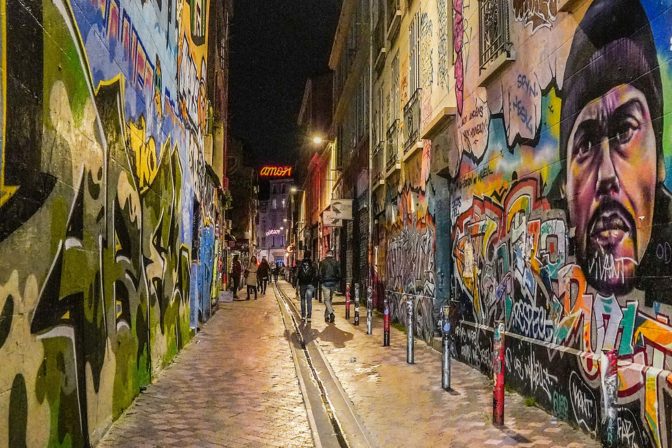 Ulica nocą pokryta muralami