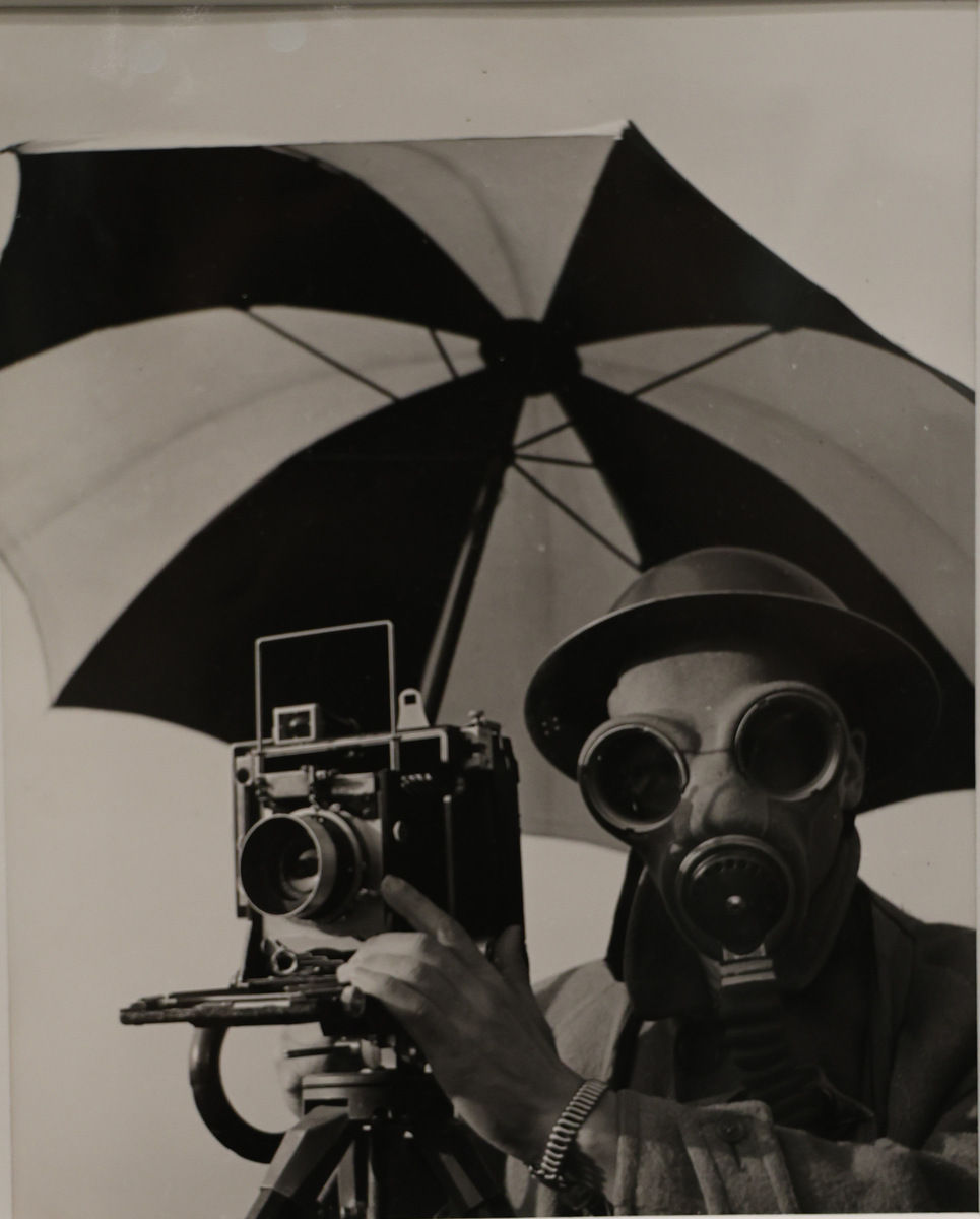 Fotograf David E. Scherman ubrany na wojnę, Londyn, 1942. Zdj Lee Miller. Lee Miller Archives, East Sussex.