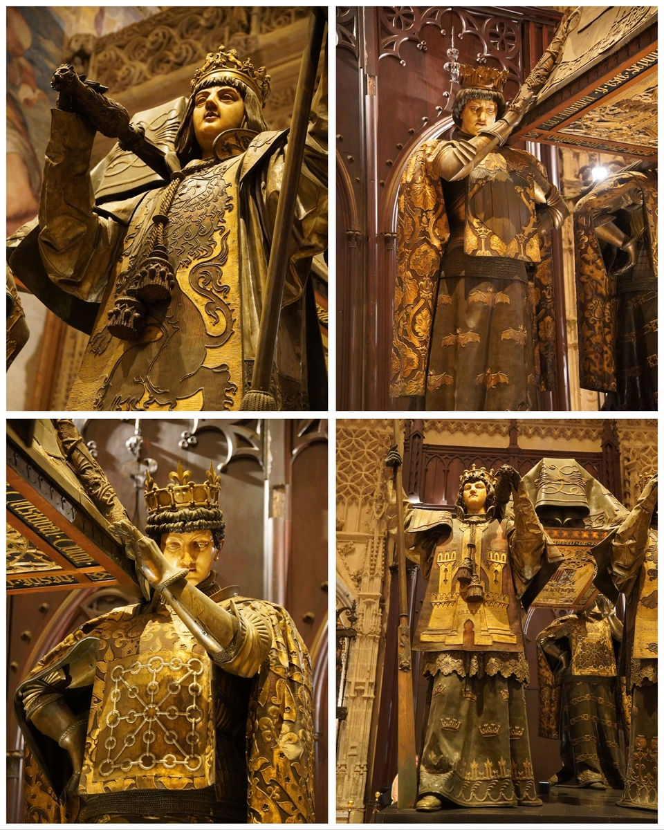 Grobowiec Krzysztofa Kolumba w Sewilli. Złote figury królów w bogato zdobionych płaszczach i koronach, trzymają miecze i insygnia w majestatycznym wnętrzu katedry.