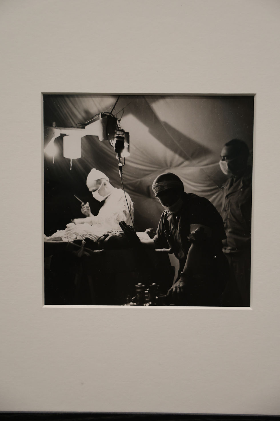 Chirurg i anestezjolog, 44-ty szpital ewakuacyjny, Bricqueville, Normandia, 1944, Zdj Lee Miller. Lee Miller Archives, East Sussex. Swój pierwszy duży wojenny reportaż Lee Miller pisze w polowym szpitalu w Normandii, tuż po lądowaniu aliantów.