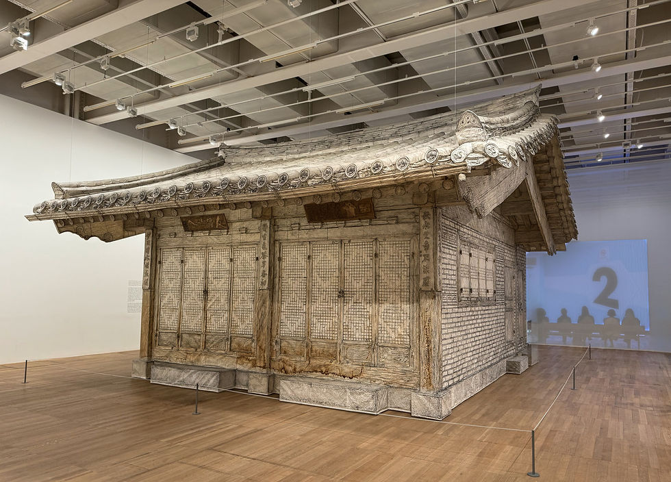 Instalacja Rubbing/Loving. Seoul Home, 2013-22. Do Ho Suh zaczął zajmować się tematem domu po wyprowadzce z Korei w 1991 roku. Od tego czasu tradycyjny hanok wraca regularnie w jego pracach.