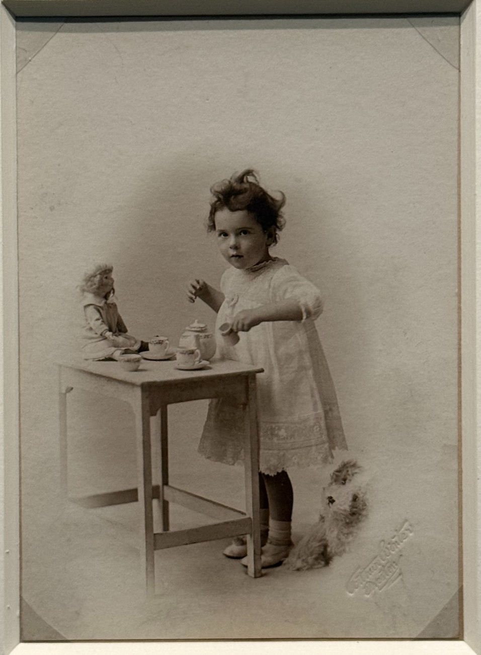 Leonora Carrington jako dziecko, ok. 1921, autor zdjęcia nieznany.