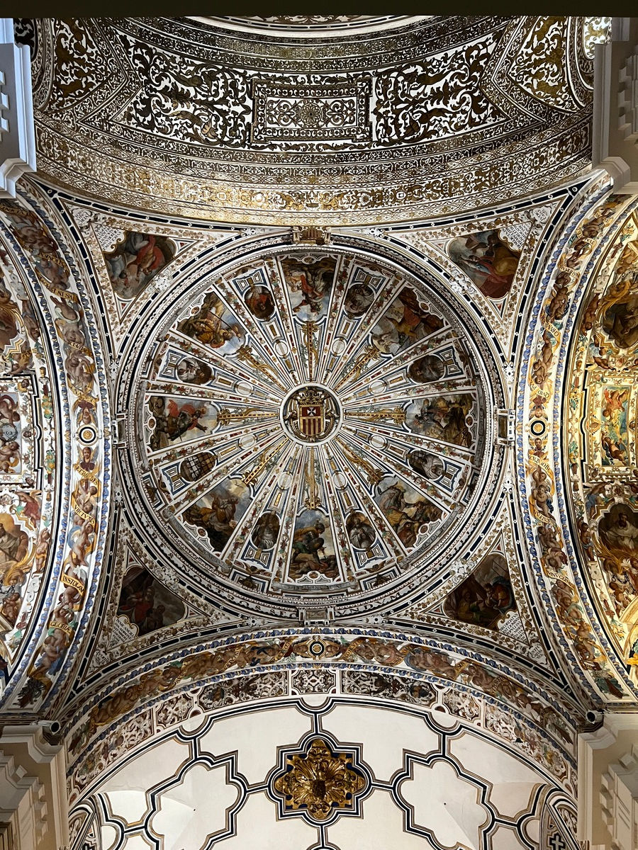 Bogato zdobiony sufit kopuły z freskami i złotymi detalami. Barokowe motywy i wzory dominują w eleganckim, sakralnym wnętrzu.
