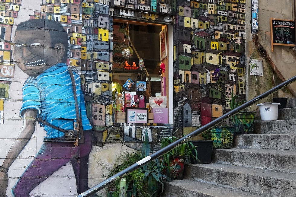 Graffiti przedstawiające chłopca z aparatem fotograficznym