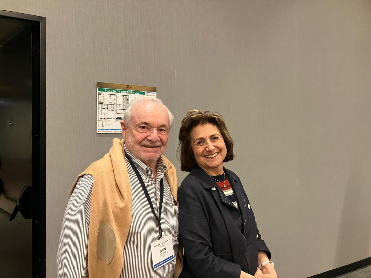 Dr. Asenjo junto a Eli Keshavarz, Co-chair de la Conferencia