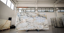 328 m² of bold movement and golden veins
Slabs up to 342×188 cm | 2.0 cm thickness
Block No. 211952 – 55 slabs