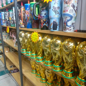 Los productos nacidos de la fiebre mundialista reactivan el comercio local