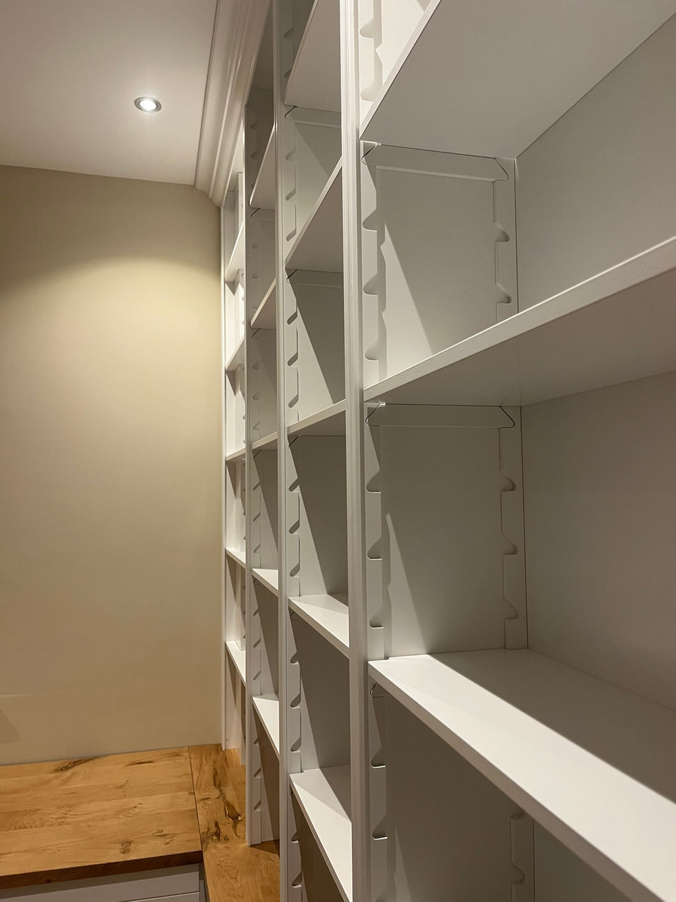 Boekenkast met keperlatten