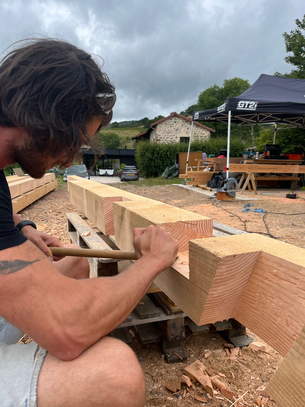 Detail van de unieke overhangconstructie van de carport met halfhout verbindingen