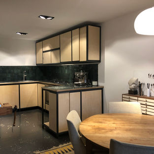 Unieke keuken met stalen frame en berken multiplex kasten en epoxy blad
