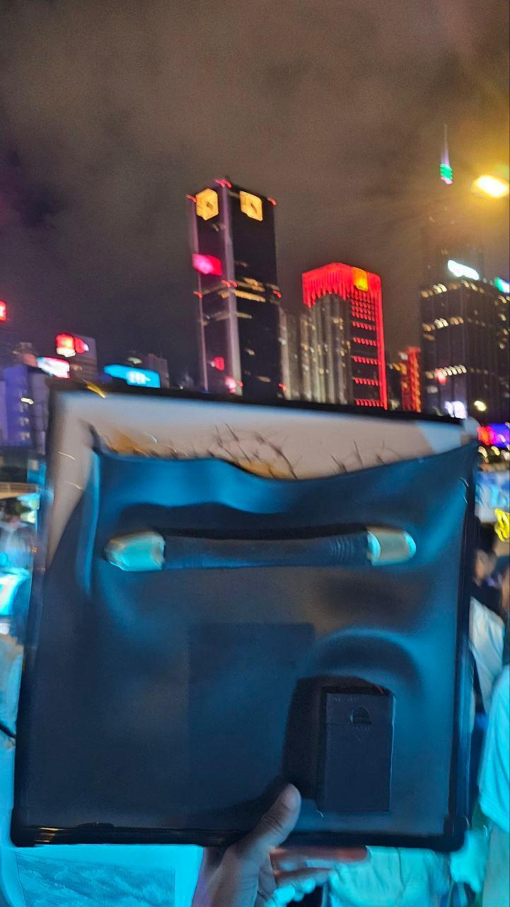 Jer柳應廷相隔5年再busking,有fans在酷熱天氣下一早霸位,連燈牌都曬到變形。(網上圖片)