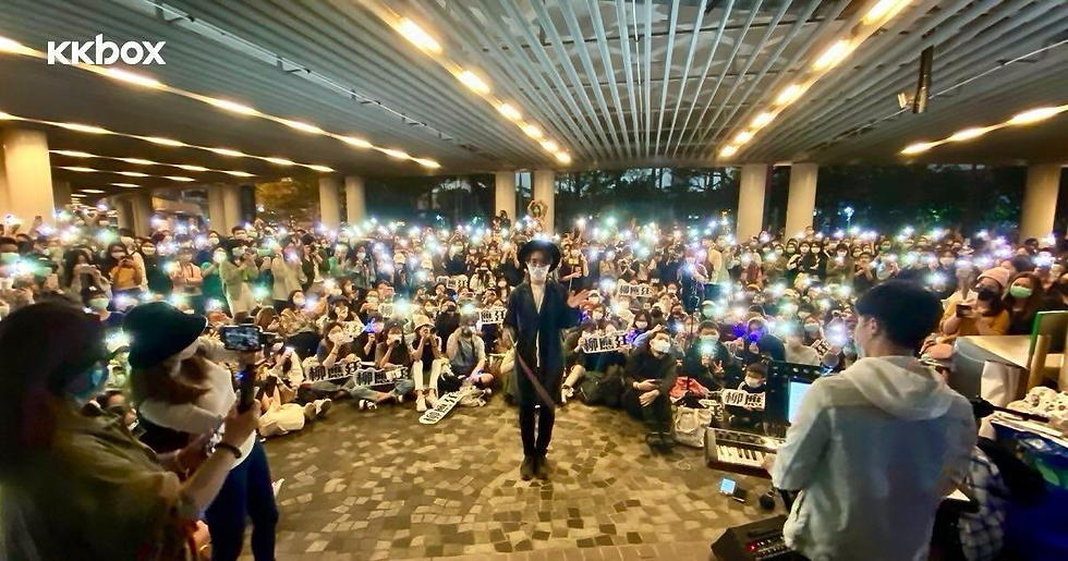 Jer柳應廷於2020年曾在尖沙咀海傍busking,與數百fans大合照。(截圖)