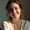 Portrait photo d'une femme au sourire bienveillant, baigné d'une douce lumière naturelle,