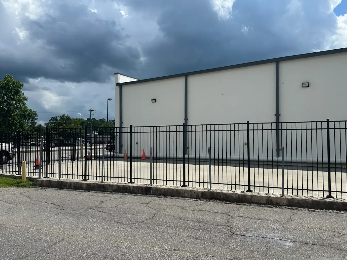 Aluminum fence installation 