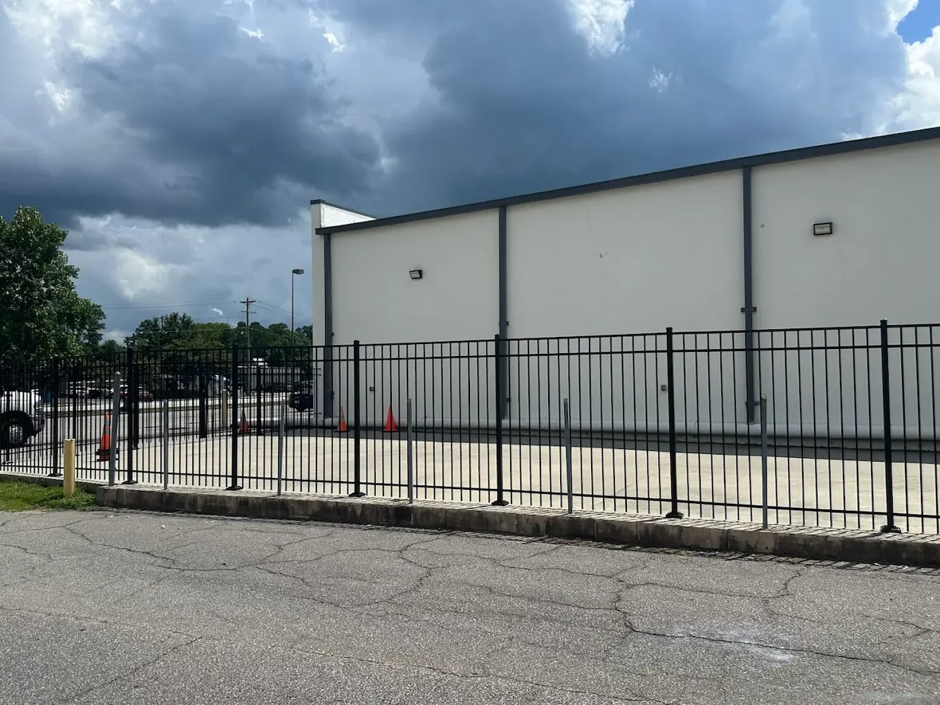 Aluminum Fence Isntallation 