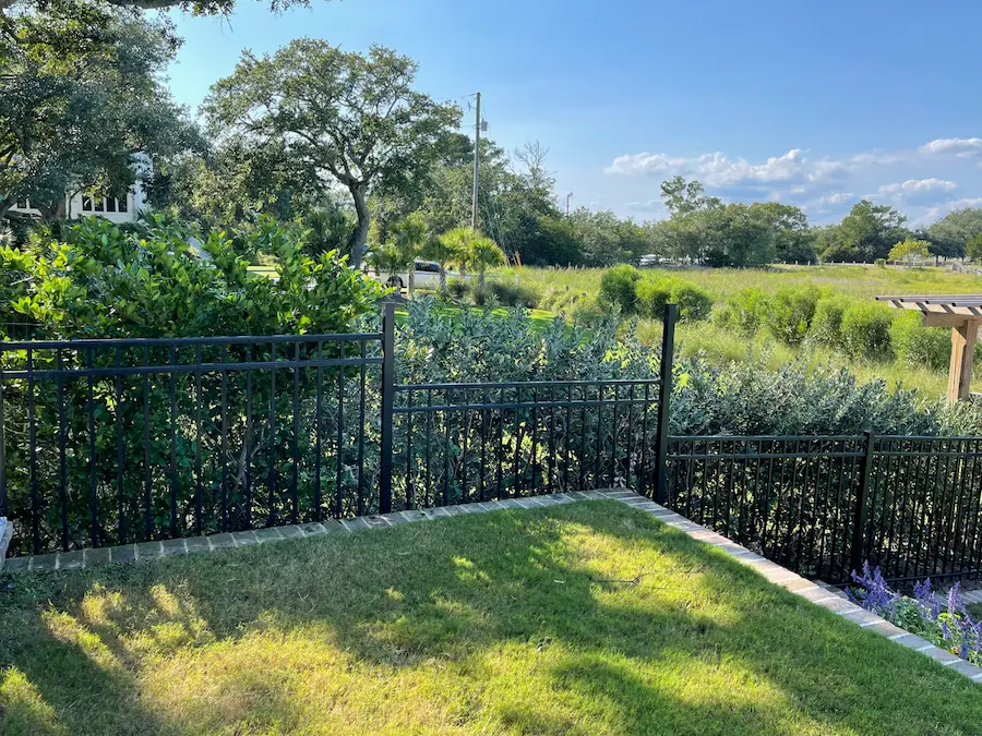 Aluminum-fence-installation 