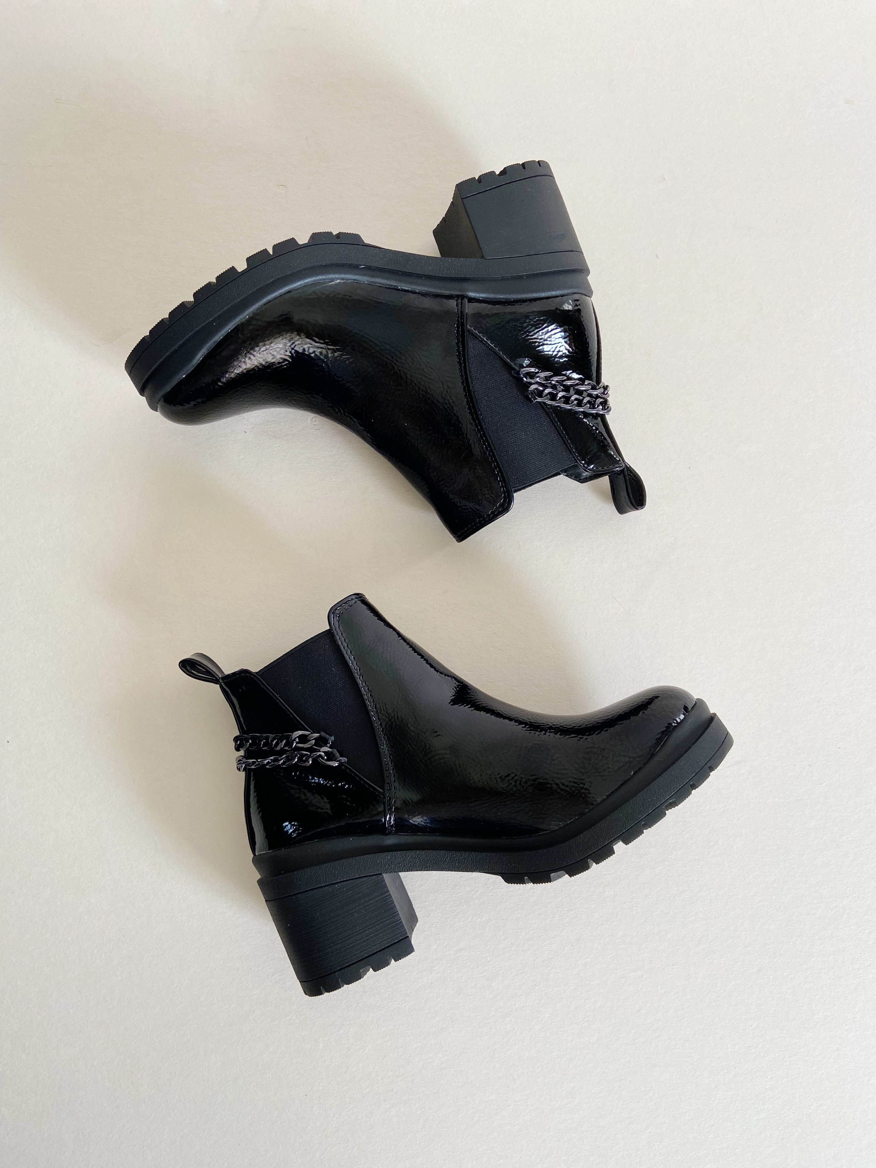 Botín charol cadena