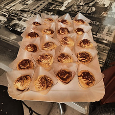 Vassoio grande di monoporzioni di tiramisù artigianali spolverate di cacao, con fresca crema Dilettamisù senza conservanti.