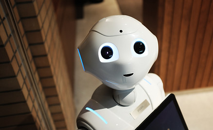 Robot amical qui montre INDUSTRIALISER L’USAGE DE L’IApermet un gains de temps significatifs,
