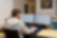 Un homme devant son ordinateur, en train de travailler
