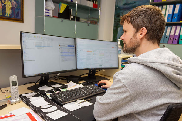 Un homme dans son bureau faisant son travail