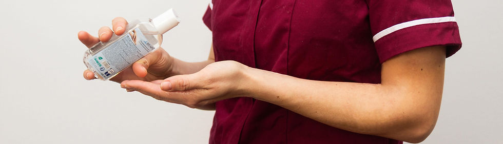 Une infirmière désinfectant ses mains avec alcool gel