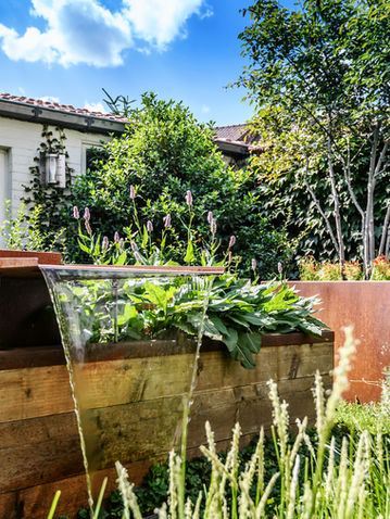 Kleine stadstuin met waterelement in cortenstaal