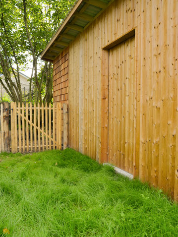 Organische tuin met tuinberging in thermowood