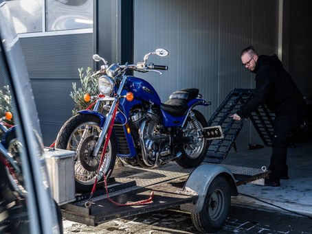 Belangrijke data over afwezigheid van Thomas bij Thom's Motorcycle Garage
