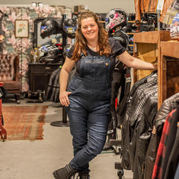 Motorjeans tuinbroek van het merk Motogirl geschikt voor motorrijdende dames.
