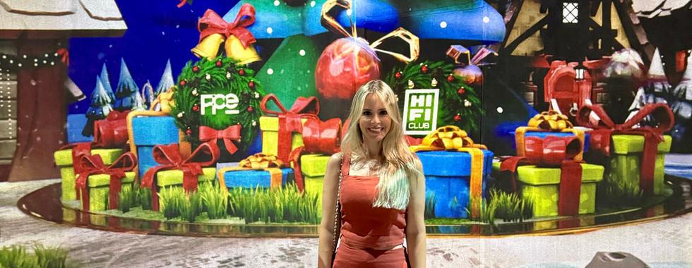 Salão imersivo com projeção natalina em 360º e no chão