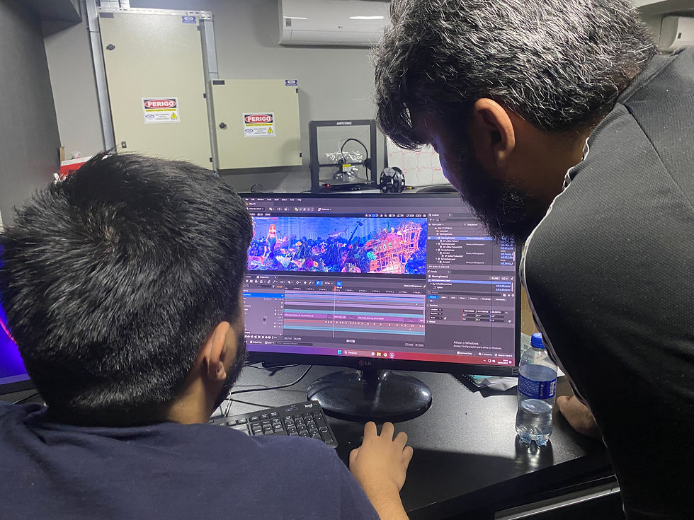 Dois homens olham para o projeto em desenvolvimento no computador.